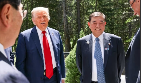 日本拒绝低头
当地时间16日，在加拿大出席峰会期间，日本首相石破茂与特朗普就关税