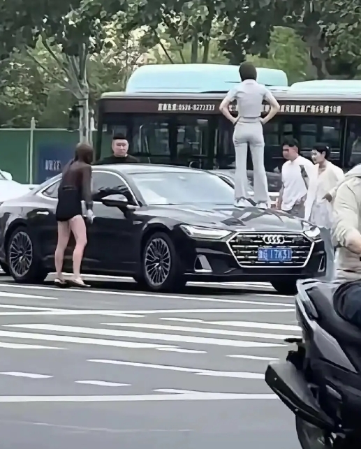 这发生了什么事?不会是抓三现场吧