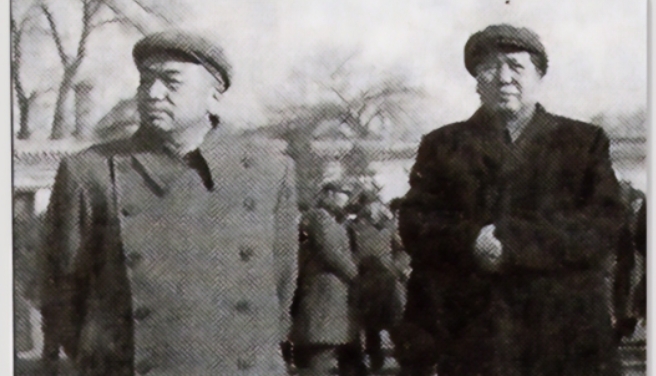 1951年，10万志愿军被美军包围，彭老总向毛主席求助。毛主席苦思3小时，回了8