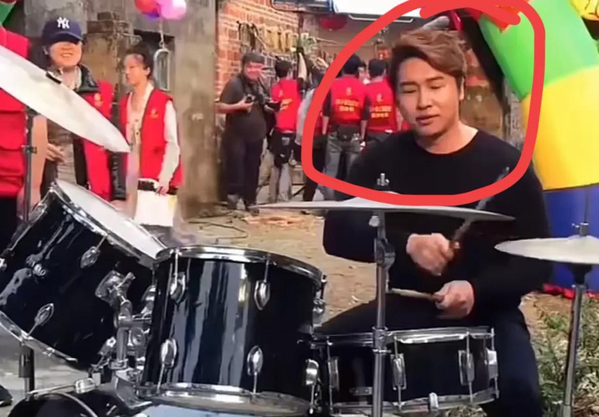 看到这个视频愣了一下，
没想到昔日的大明星，
现在竟然靠接农村商演过活。
他突然