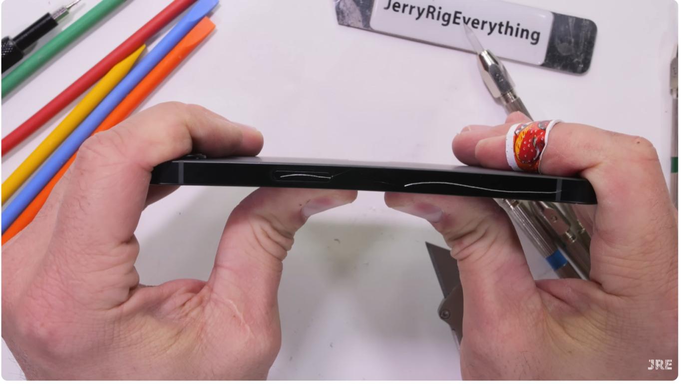 iPhone 16E暴力测试：耐用性如何？