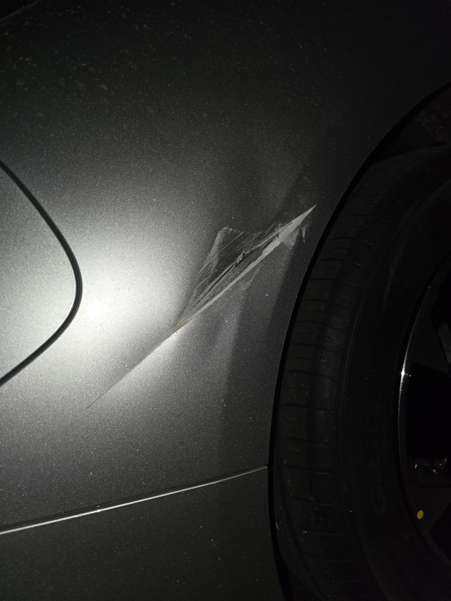 拿下一血了
晚上停路边，太相信智驾了让他自动泊车。这个在外面弄还是报保险啊