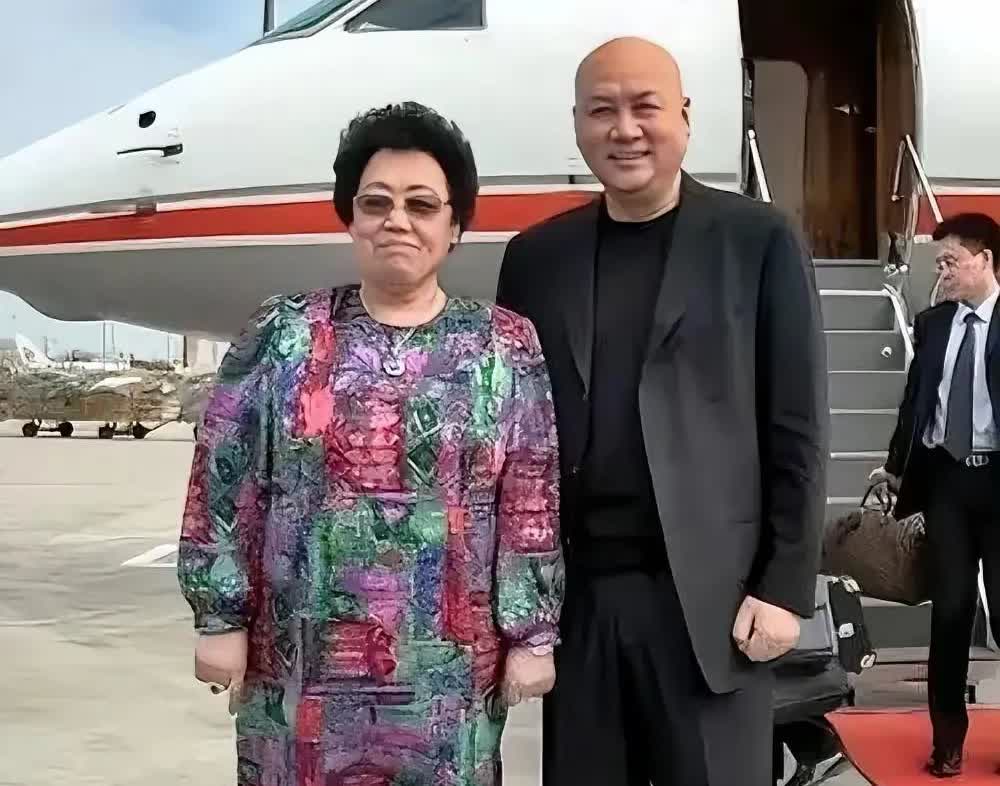 我滴个乖乖，猜猜照片中的人是谁？老了，老了，真的老了，身材走样，皱纹横生，真的老