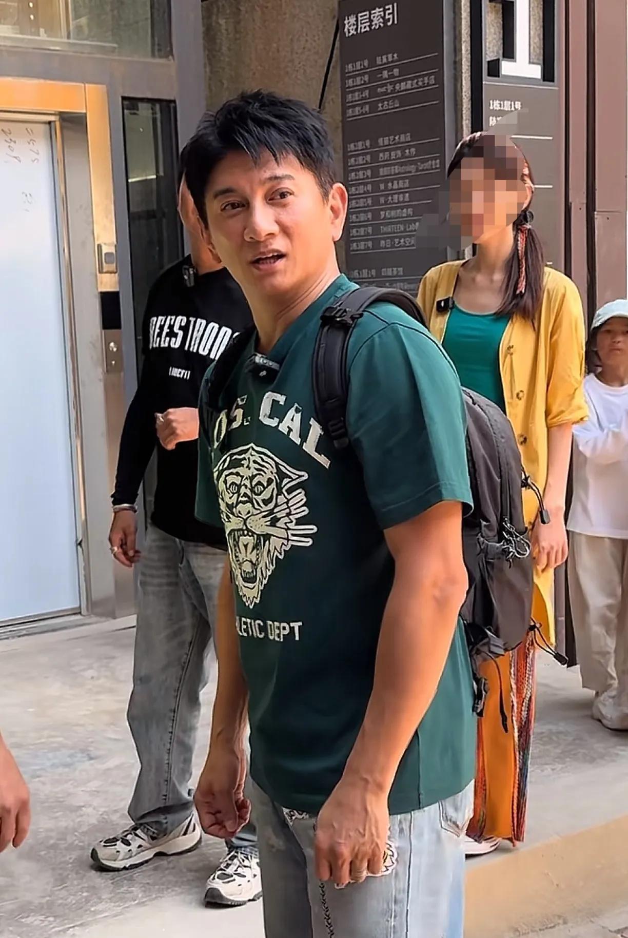吴奇隆现在也算是苦尽甘来，可以悠闲的到处走走。他年轻的时候，过得非常苦，整整12