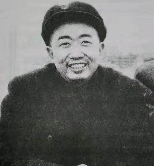 1952年，朝鲜战场上，志愿军抓获了一名间谍，搜身时，志愿军战士在间谍胸前一摸，