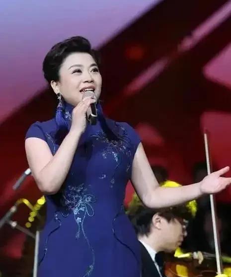 #罗姣唱歌是否被吹捧过头了#罗姣唱歌绝对被一些人吹捧过头了。就比如有人说罗唱歌超