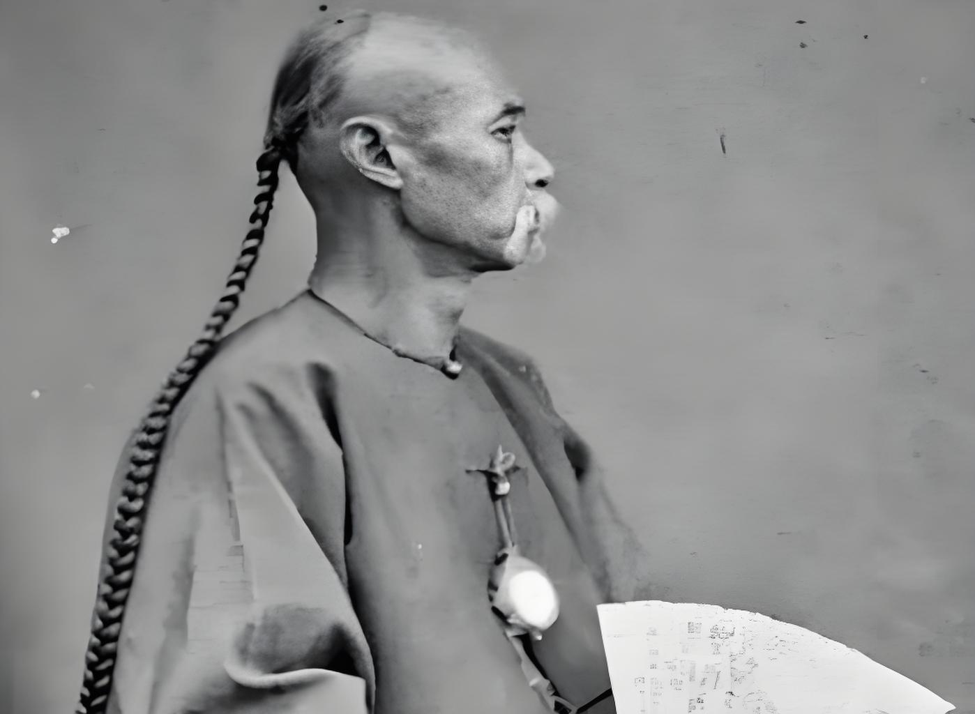 清朝建立时，要人留辫子，很多人不留，说是剃发留辫子对不起祖宗。
清朝灭亡时，要人
