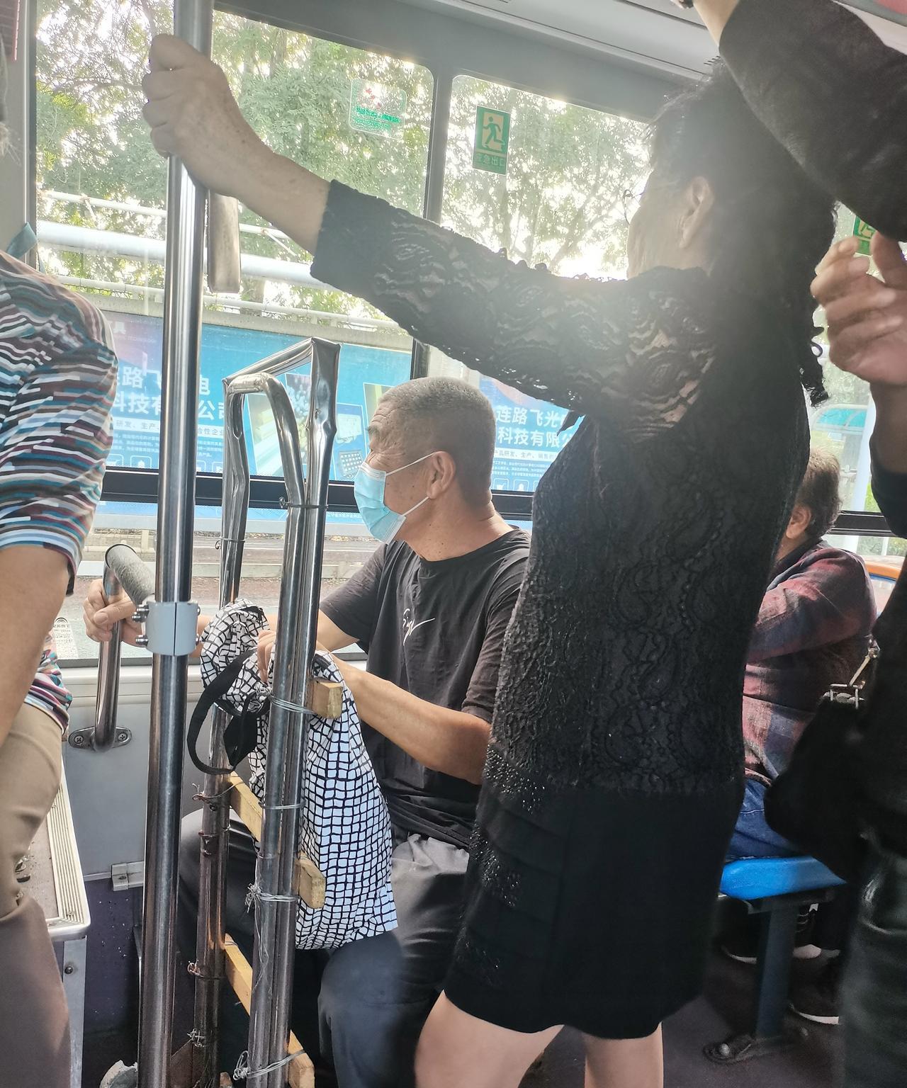 公交车上老年味厉害，是错吗？
   前一段时间刷到一个博主抱怨：公交车上的老人多