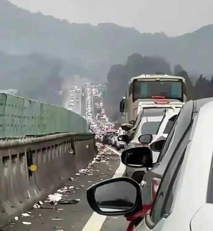 每次长假高速路上都堵车，可每次堵车都这样，是不是太过分了。。。