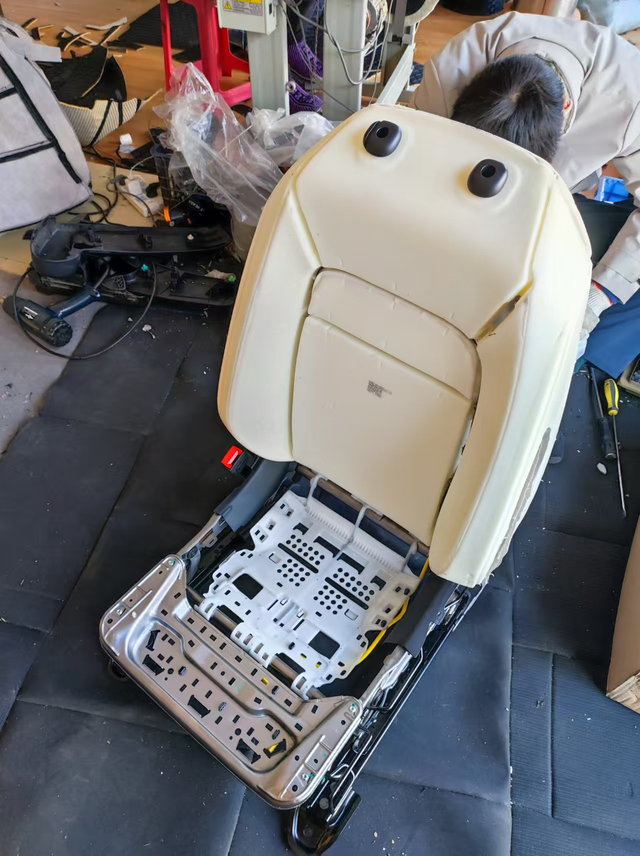 十一代思域加装皮座椅
织物座椅感觉不经脏，今天去装潢店加装皮座椅，超纤环保皮，皮