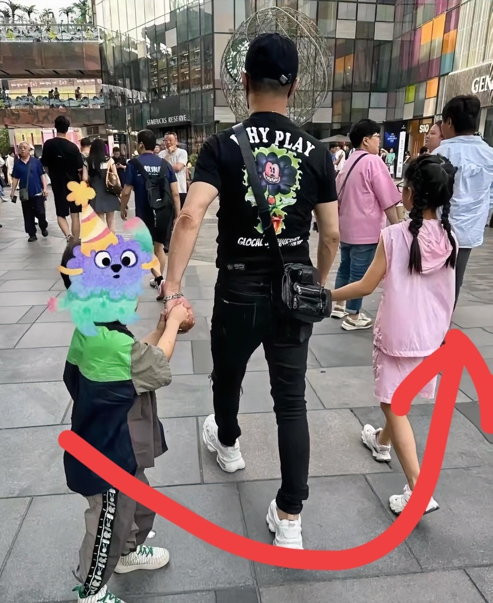 森林北不愧是人间清醒！
她深知论颜值自己不如章子怡，论温柔也比不上马筱梅，所以她