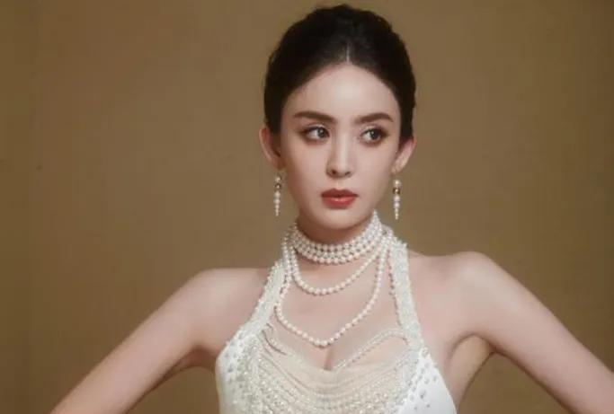 娜扎爱“毯星”标签？背后藏深意
在娱乐圈，“毯星”这个词常常带有贬义，不少明星避