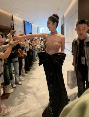 比鲁豫还瘦的女明星出现了  ，36岁的颖儿，直接瘦成了“皮包骨”