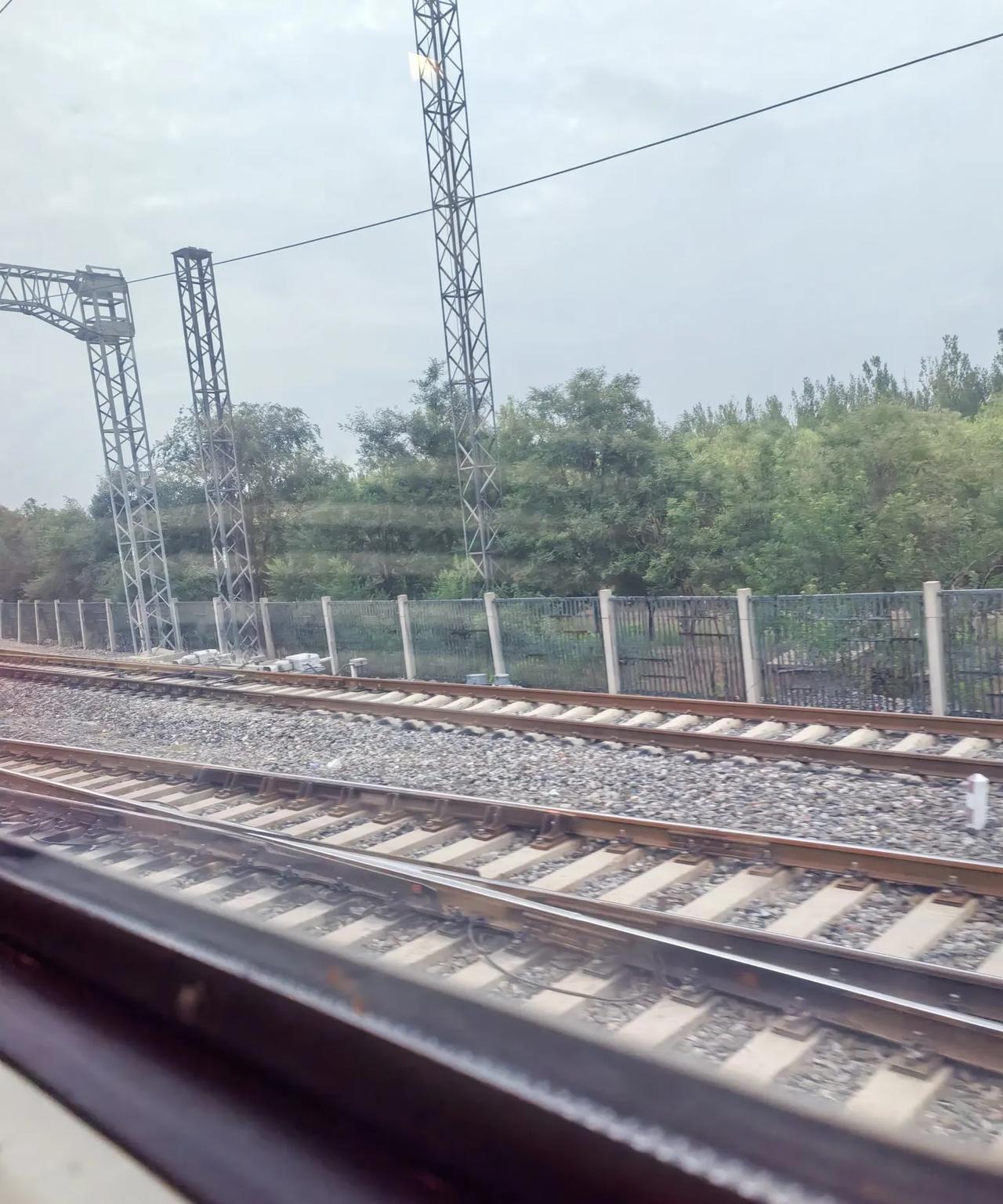 通往县城的绿皮小火车，缓慢地行走着，发出哐当哐当的响声。好开心呀，又到了周五，回