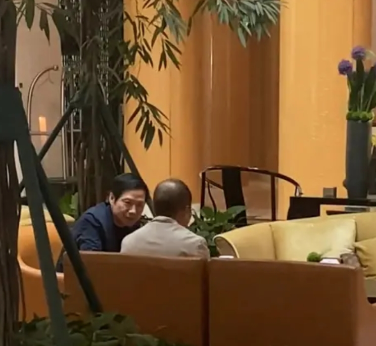 雷军的对面坐的是谁？不会真的是徐直军吧！

今天，有网友在北京拍到了雷军在和一个