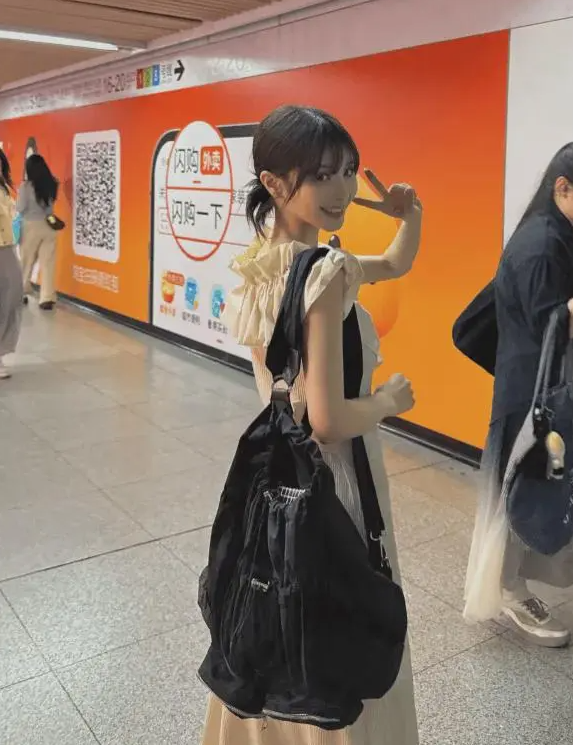 非常漂亮的小姐姐来旅游了