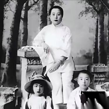 1906 年，31 岁的张作霖霸气地将 18 岁的许澍旸娶进了门。新婚之夜，张作