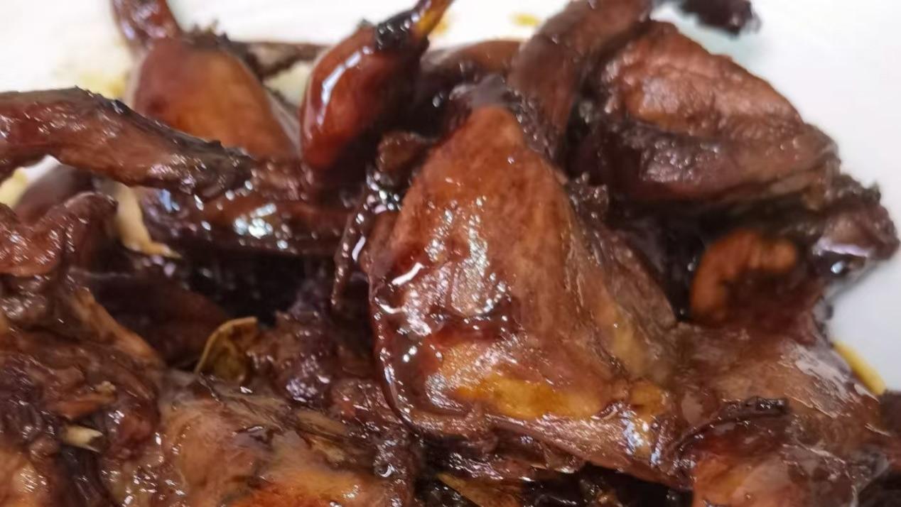 酱香四溢·一口咬下，酥嫩入骨的红烧鹌鹑，把冬天暖成春天