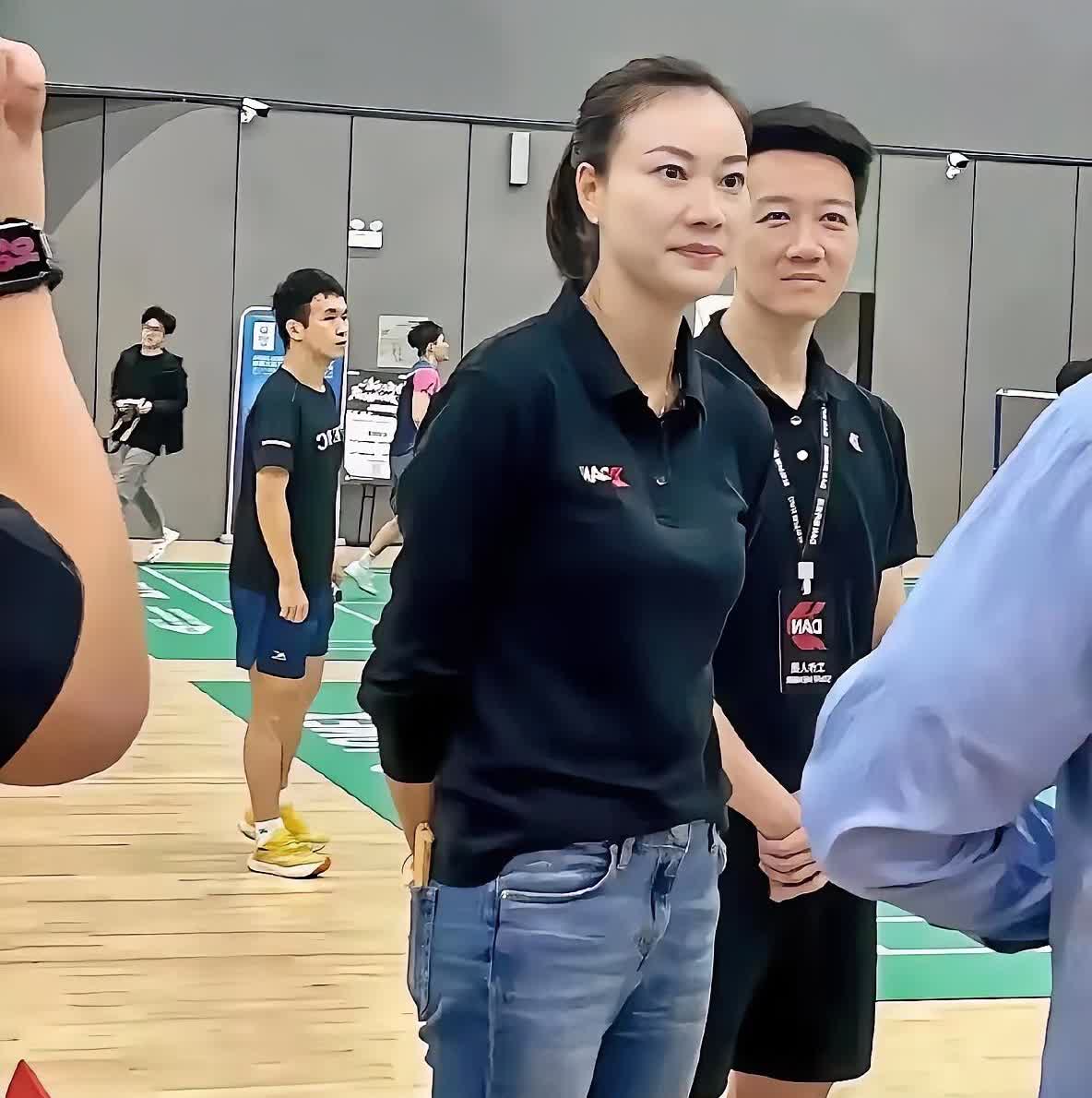 这个漂亮的女人，非常有气质，也很有气势，你们认识她吗？她可曾经国羽毛球运动员名将