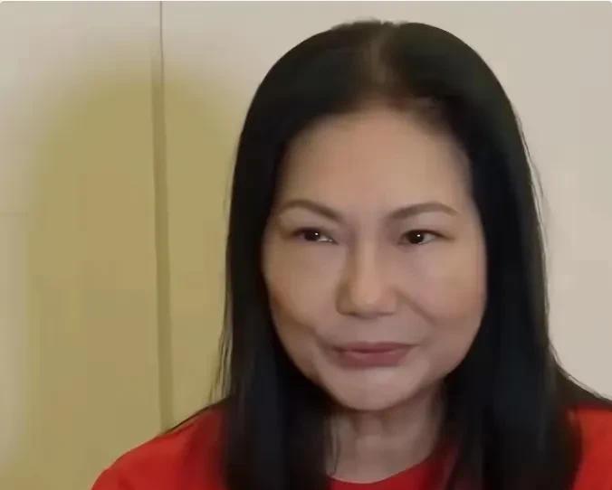 黄春梅现在才知道失去二女儿的痛吧。她无论怎么呼喊，汪小菲都听不见了。他爱着的那个
