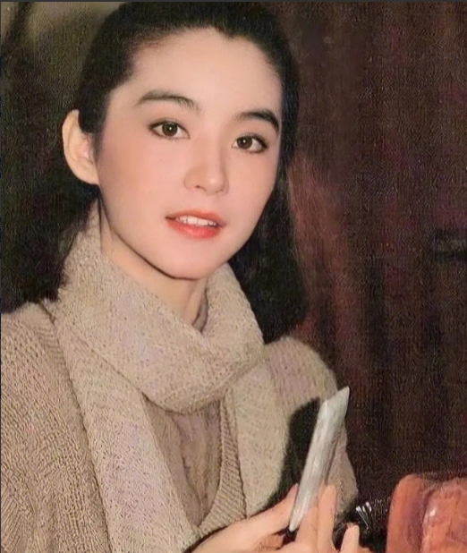 1990年，林青霞见到了失散30多年的亲姐姐，她掏出了20w给对方。20万在当年