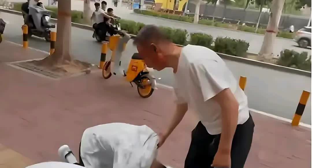 失踪的爸，改嫁的妈，爷爷带大的娃，这一跪，人民日报都看哭了

高考结束，山东