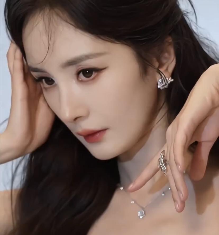 杨幂 每次参加活动都美得让人窒息。近段时间她一身白衣现身澳门活动，状态好到爆，好