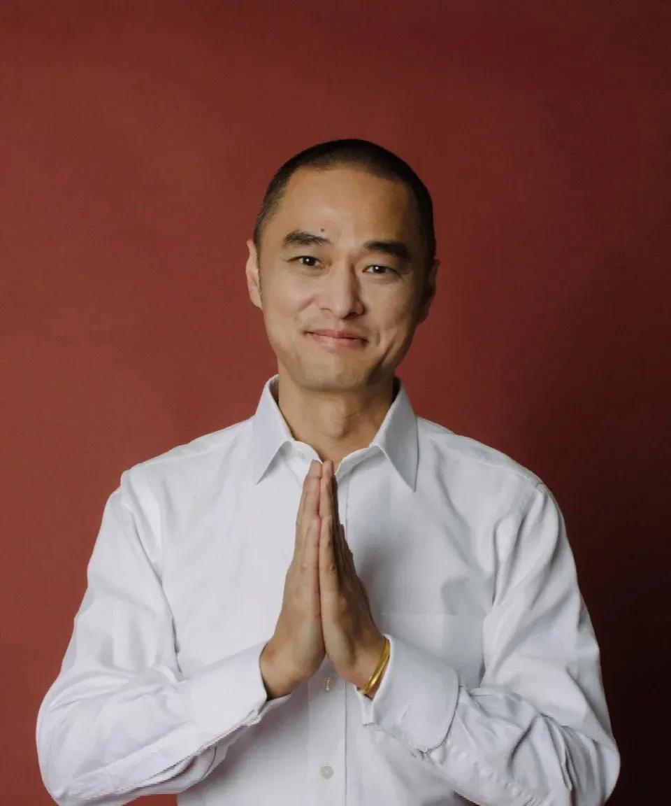 冯唐说：“怎么判断一个人是人是鬼？我就一句话：高人玩真心，恶鬼玩心计。善者往往独