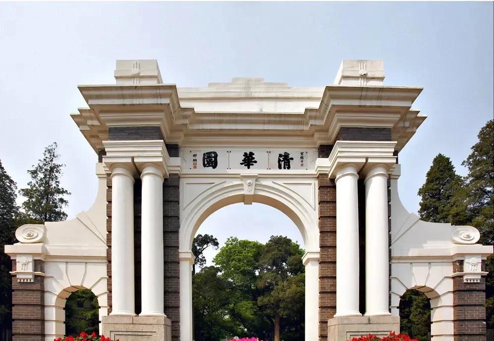 “底层人想逆天改命太难了！”一位网友说，发小当年超常发挥考上清华大学，一时轰动全