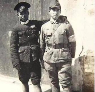 1949年，解放军师长刘炳彦去北京饭店吃饭，突然看到一个服务员举止异常，还有些眼