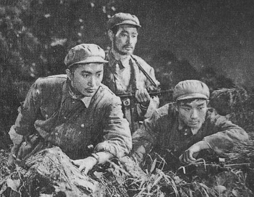 1949年，3名侦察员误入一间破旧牛棚，一名战士刚躺下，突然一阵疼痛，伸手往草堆