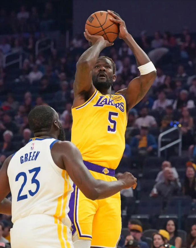 这艾顿是合格首发中锋，NBA季前赛湖人VS勇士，艾顿不是挡拆洁癖，精壮的身形，不