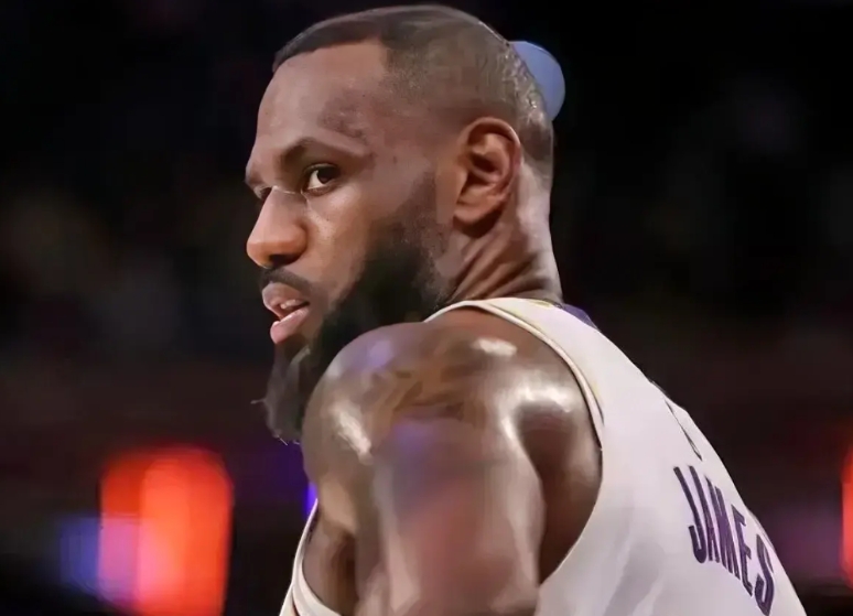 不带你不信的，本赛季NBA最遗憾的人和事，有以下几个……
1、东契奇加盟湖人，詹