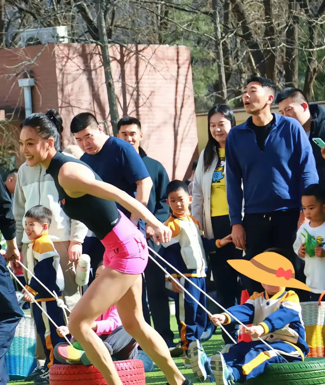 运动会上有这样的妈妈，孩子很难不自信