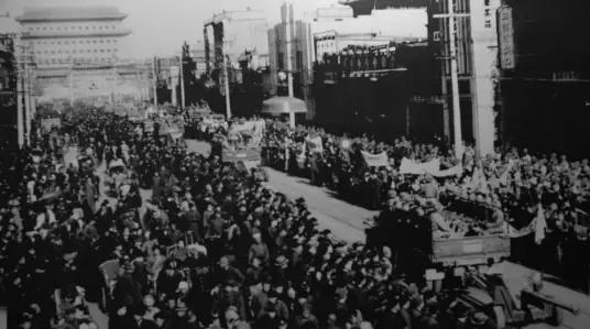 1949年4月初，一桩刺杀毛主席的密谋正在秘密酝酿，两个穿着解放军军装的营长，手