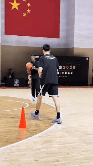 张镇麟训练营演示“懒洋洋”，还不如苏伟！
就这态度、这技术展示能教会小孩些什么？