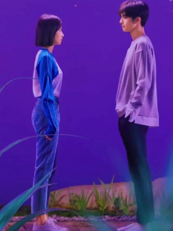 我不语只是一味看宋茜腿到底有多长。姐说过：她缺点是腰短 ​​​