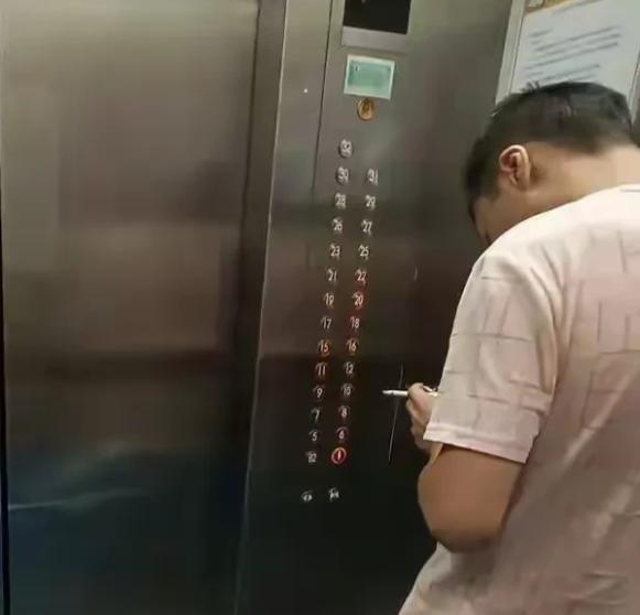 广东广州，农村来的民工黄某在小区给业主搬办公用品，累得不行坐电梯时烟瘾犯了，就抽