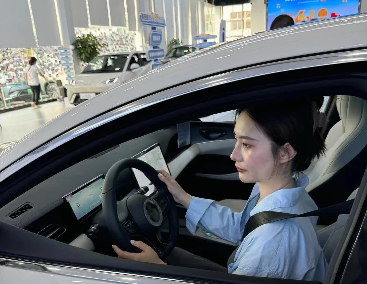 迪子终究要为自己频繁背刺老车主付出代价。
迪子为自己定了全年550万的目标但上
