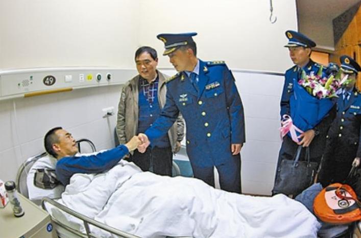 1988年，歼-6飞行员坠入深山后重伤昏迷，幸被江西农民所救，27年后，农民妻子
