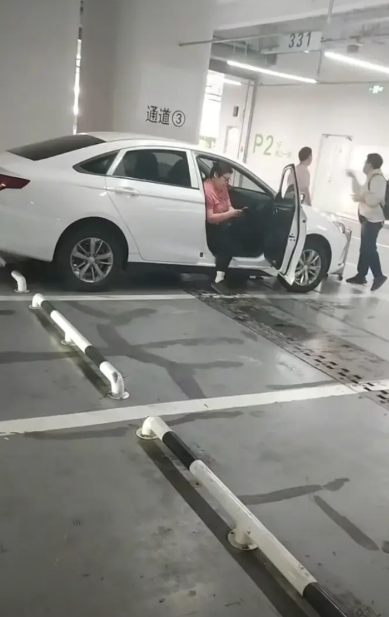 大妈太狂了！6月19日，杭州火车站西站，大妈打电话给网约车司机，让他去车站出口“