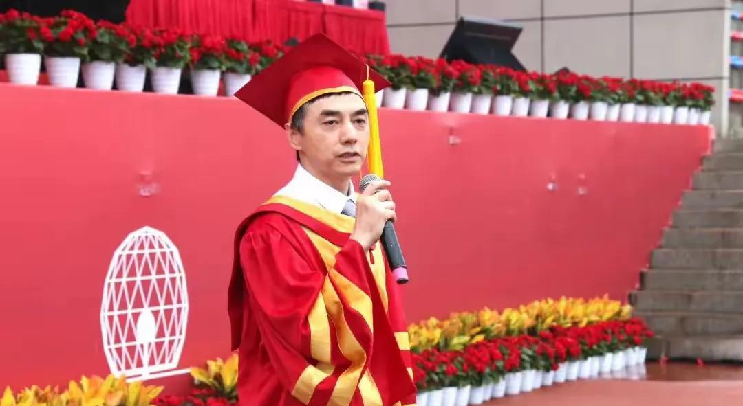 什么时候，那个大喊“下来”的学生，能主动走到主席台，给校长撑起自己手中的雨伞，我