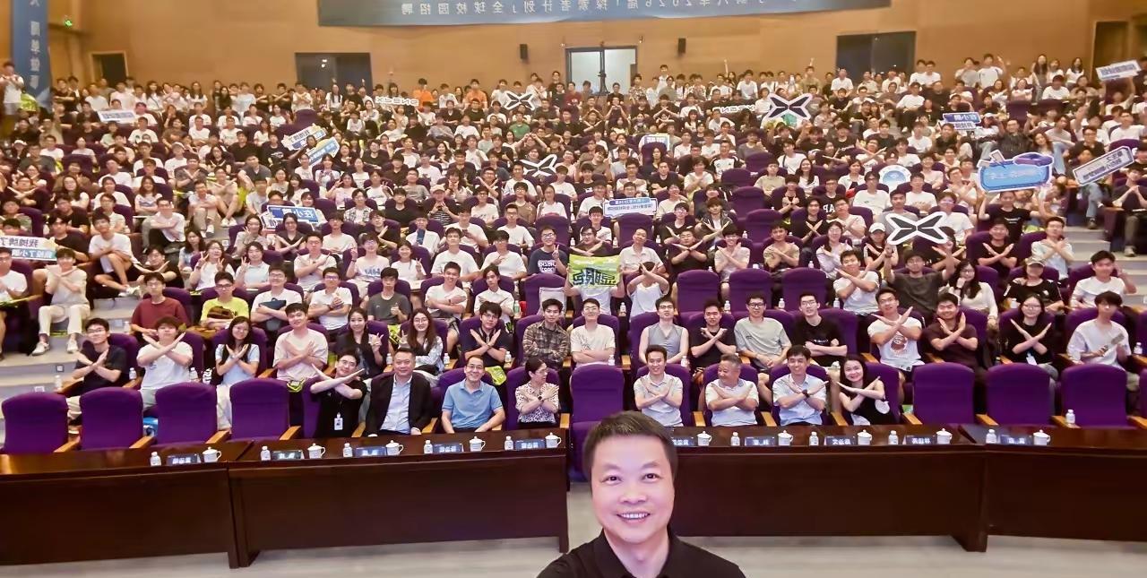 何小鹏亲自回母校摇人
9月19日，小鹏汽车何小鹏亲自带队到母校华南理工大学摇人。