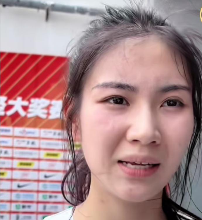 夏思凝成绩和颜值都严重退化。“田径刘亦菲”夏思凝在国内都失去了竞争力，全国田径大