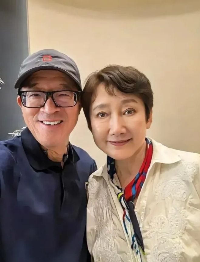 很久没见成方圆在公开场合露面，花甲之年的她精神状态挺好，笑起来温润祥和，身边的老