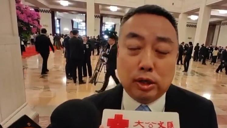 刘国梁参加两会！被问及WTT和饭圈问题，他敷衍回答，匆忙离开