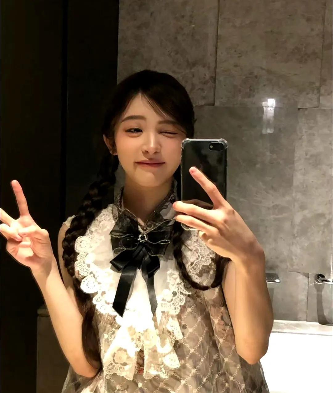 飞行战队里那个小小的身影，居然是饶嘉迪。之前看路透还没太在意，这次一出场直接惊到