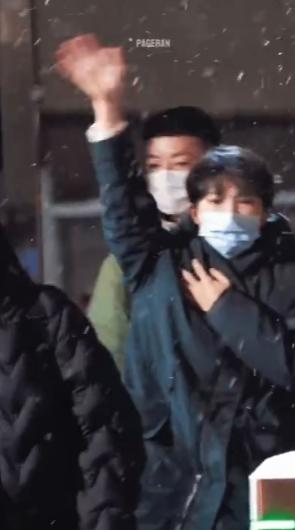 雪落无声，温柔撞满怀！周深初雪路透氛围感拉满，黑衣黑帽接地气，多次挥手显亲和，这