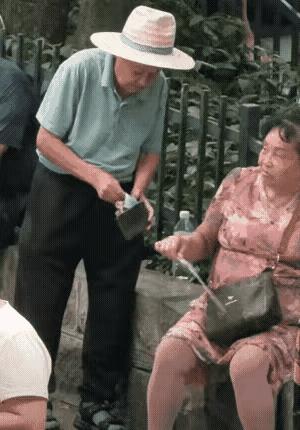 在公园里，大爷说，在这里陶冶情操，花钱买乐子，总比一个人困在医院里，花钱买命强。