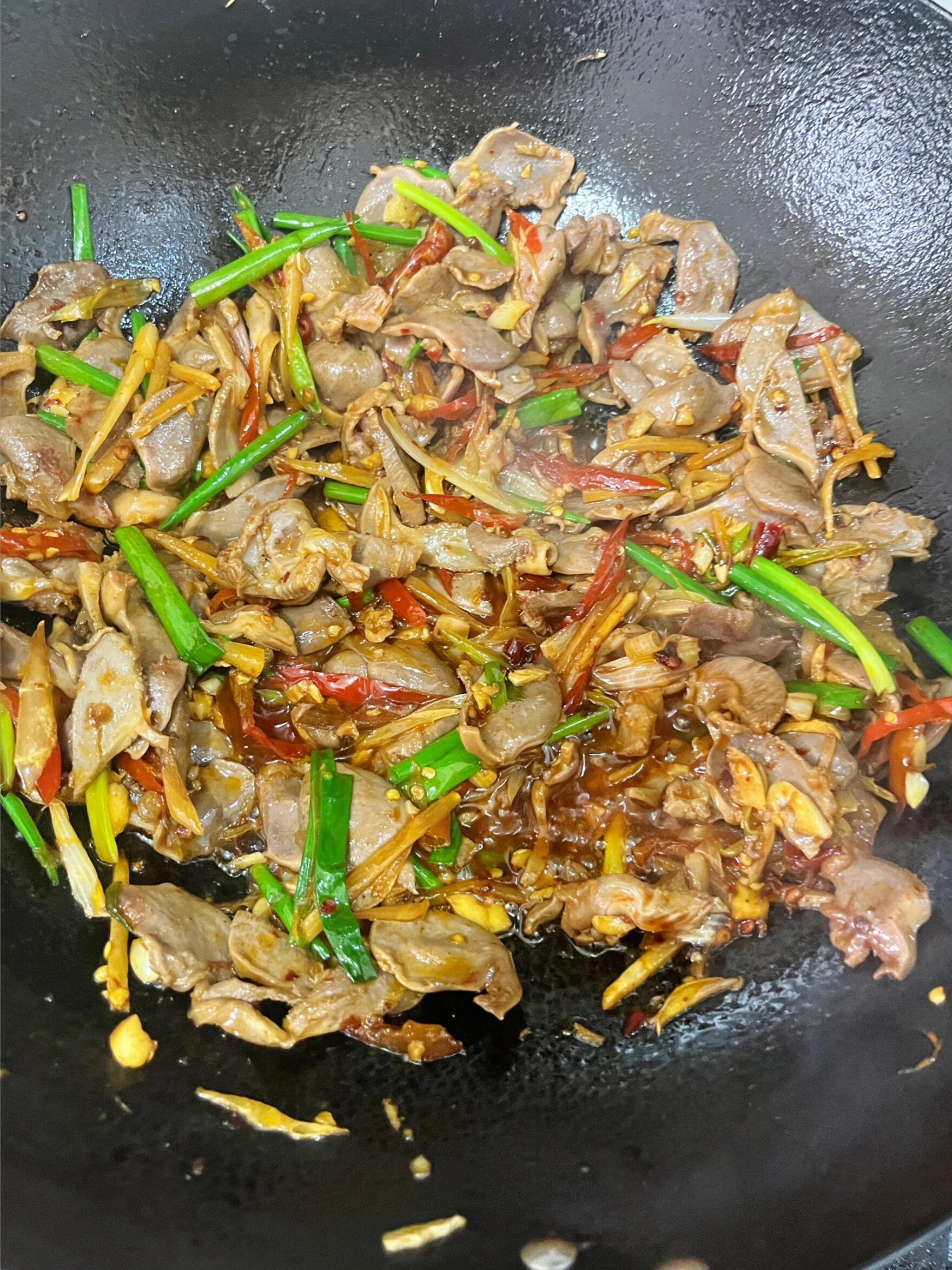 好吃是好吃，就是有点太费米饭了～
泡椒郡肝真的超好吃啊！真的很下饭～
做法简单，